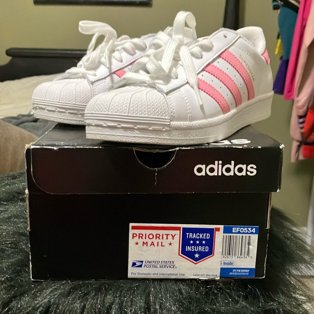Adidas superstar.